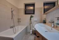 LIEBEVOLLER BUNGALOW MIT GEPFLEGTEM GARTEN IN TRAUMHAFTER RUHELAGE