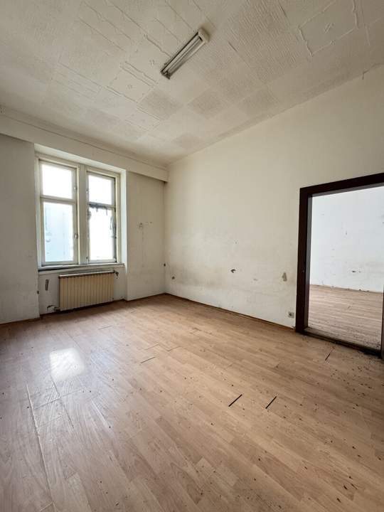 Stilvoller Altbau in Toplage mit Potenzial zur Sanierung