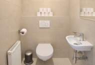 Altbaujuwel! Generalsanierte 3-Zimmer-Wohnung mit hofseitiger Loggia, nur 5. Min fußläfig zur U-Bahn und zum Schlosspark Schönbrunn!