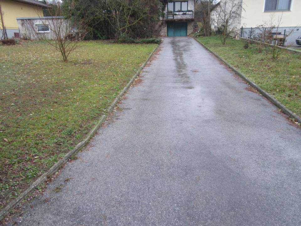 GROSSES BAUGRUNDSTÜCK MIT RENOVIERUNGSBEDÜRFTIGEN HAUS