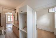 **Hannovermarkt** Renovation Opportunity: 2-Room Period Apartment with Airbnb Potential