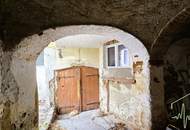 Sanierungsbedürftiges Stadt-/Winzerhaus mit großem Weinkeller in Weißenkirchen