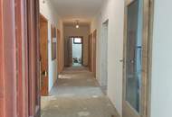 Suchen Sie ein neues Zuhause für sich und Ihre Tiere? Dieses renovierte Bauernhaus mit Nebengebäude und großem Grundstück wartet auf Sie!