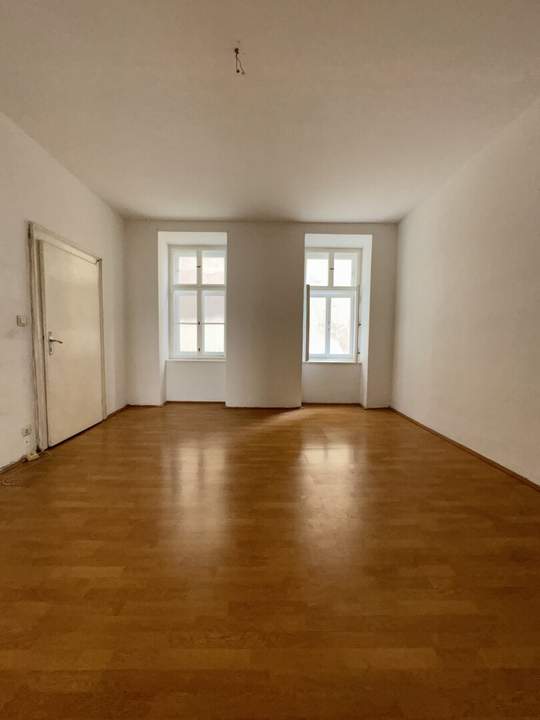 Sanierungsbedürftige 2-Zimmer-Wohnung mit Balkon in 1080 Wien zu kaufen!