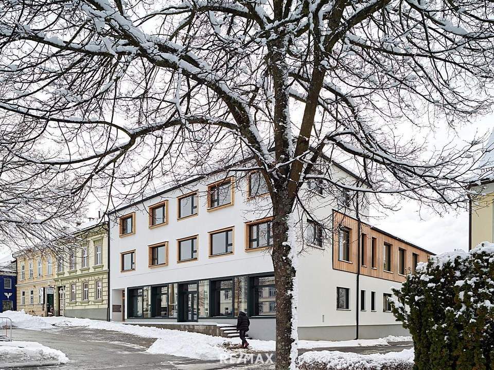 Vollvermietetes Neubau-Zinshaus am Hauptplatz Schrems – nachhaltig & architektonisch herausragend