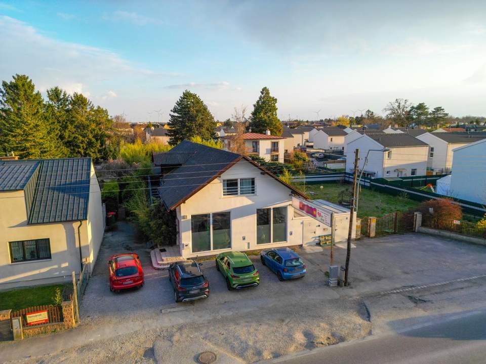Praktisches Geschäftslokal mit Wohneinheit