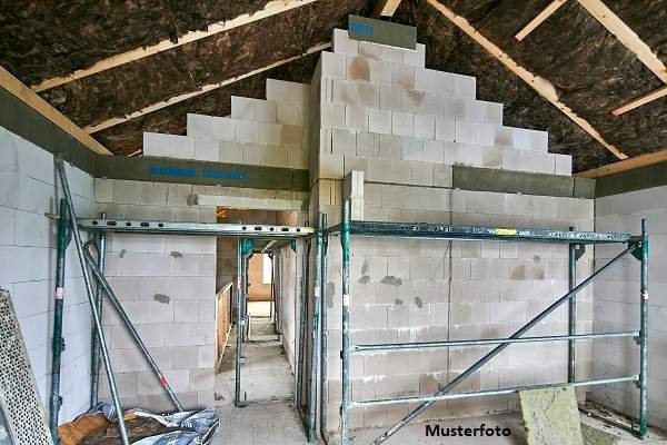 Einfamilienhaus im Rohbau mit Doppelgarage und herrlichem Ausblick – viel Potenzial
