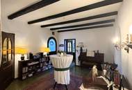 Eine Villa mit Wohnkultur, parkähnlichem Garten und Pool // A Villa of Distinction with Park-Like Garden and Pool //