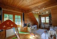 Ein Zuhause zum Wohlfühlen: Großzügiges Holzblockhaus mit Garten und moderner Haustechnik