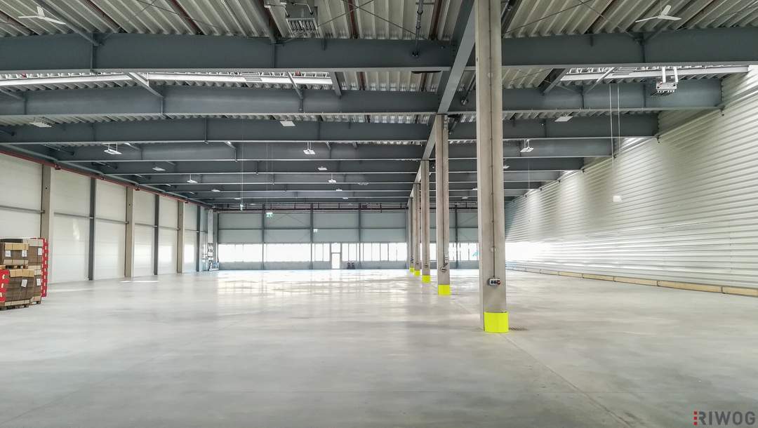 Produktions-/Lagerfläche mit ca. 6.200m² | Höhe ca. 7,60m | Teilflächen ab ca. 1.300m² möglich | Rampen und ebenerdige Einfahrt