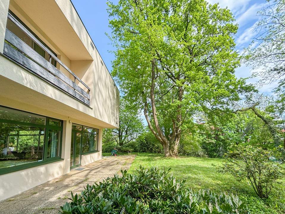 Exklusive Bauhaus-Villa mit Parkgarten & Pool am Waldrand