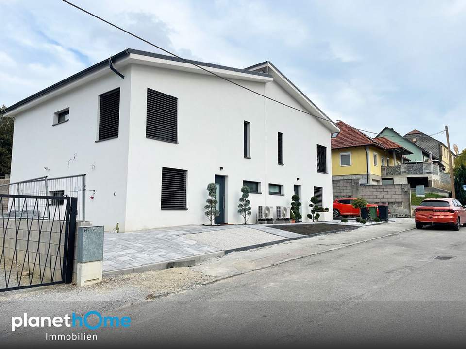 Moderne Doppelhaushälfte: perfekte Kombination aus Neubauqualität und Energieeffizienz