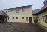 WOHN- UND GESCHÄFTSHAUS ALS GROSSZÜGIGES LANDHAUS MIT GESCHLOSSENEM INNENHOF, WERKSTATT, BÄCKEREI, KAFFEEHAUS UND NEBENGEBÄUDEN