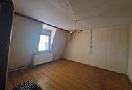 SANIERUNGSBEDÜRFTIGES LANDHAUS MIT TRAUMHAFTEM GARTEN SAMT ALTBAUMBESTAND IN ALLERBESTER WOHN- UND ZENTRUMSLAGE VON KIRCHBERG AM WAGRAM
