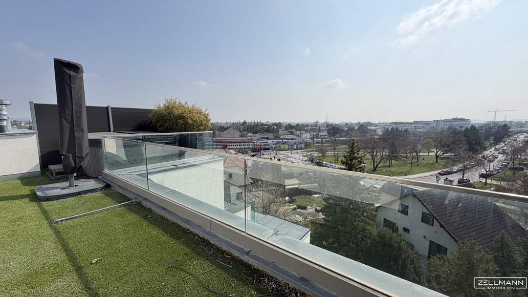 Luxuriöses Dachgeschossjuwel – Traumterrasse mit Rundumblick &amp; Jacuzzi | ZELLMANN IMMOBILIEN