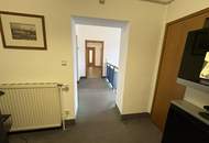 GELEGENHEIT MIT ENTWICKLUNGSCHANCE: EHEMALIGE ZENTRALE DER RAIFFEISENBANK WAGRAM-SCHMIDATAL SUCHT EINEN NEUEN EIGENTÜMER MIT KREATIVITÄT