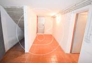 Großes Eckgrundstück mit renovierungsbedürftigem Haus!