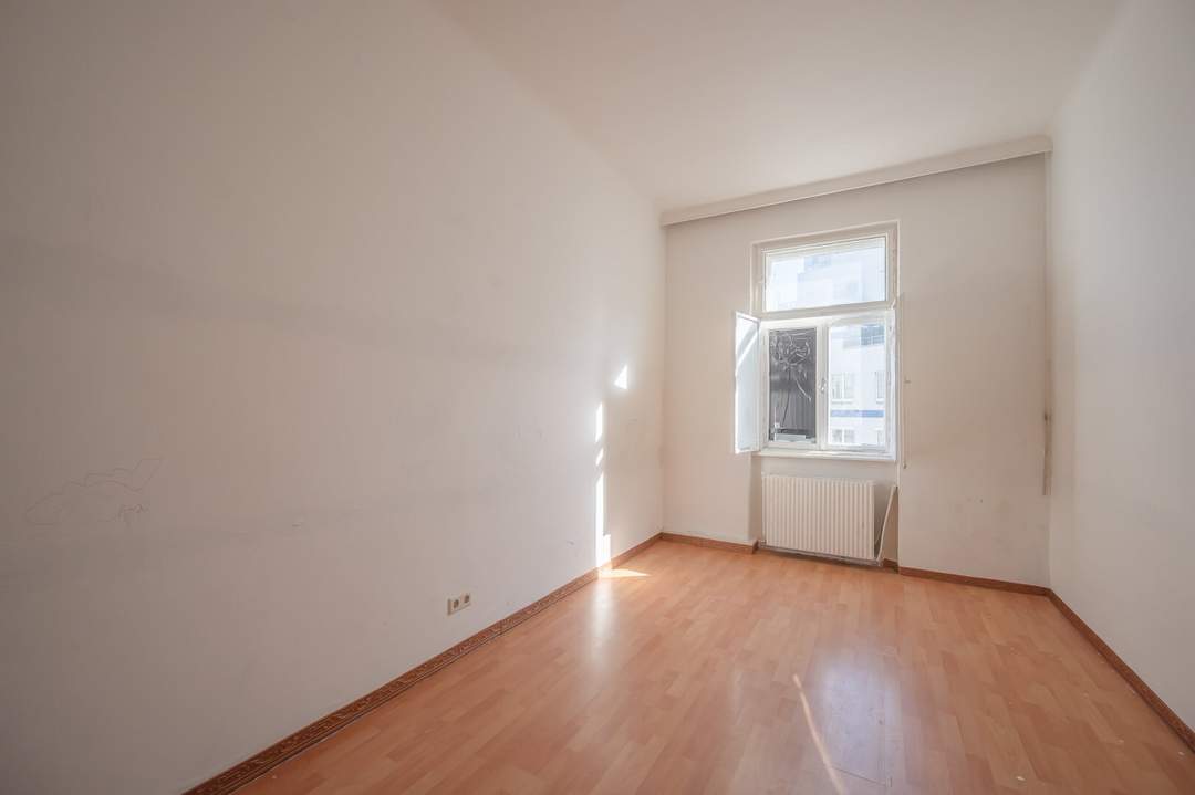 ++Airbnb++ Renovation-Required 2-Room Apartment in Excellent Location