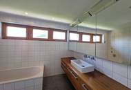 Sehr gepflegtes Wohnhaus mit 2 Wohneinheiten, vier Garagen und Werkstatt