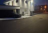 Neu gebautes Haus mit Pool und Doppelgarage