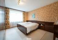 Stilvolles Ein- Zweifamilienhaus mit Doppelgarage und großen Garten