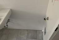 Neu, modern &amp; einzigartig - Wohnen mit Charakter in Steyr Münichholz! Umfassend sanierte 2 Zimmer-Wohnung mit außergewöhnlichem Grundriss, praktischem Abstellraum und Luxus-Badezimmer mit ebenerdiger Dusche!