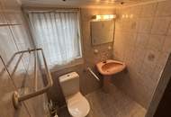 Ruhige Mietwohnung mit zusätzlichem Zimmer im Dachgeschoß und Stellplatz in der Doppelgarage
