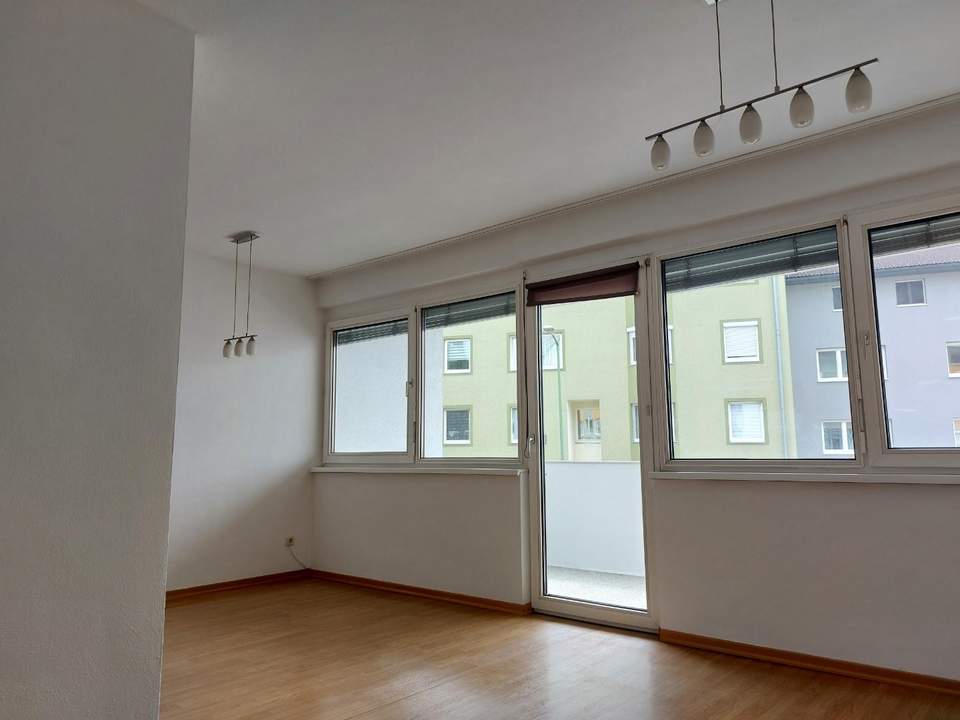 3 Zi-Wohnung mit großer Loggia in zentraler Lage