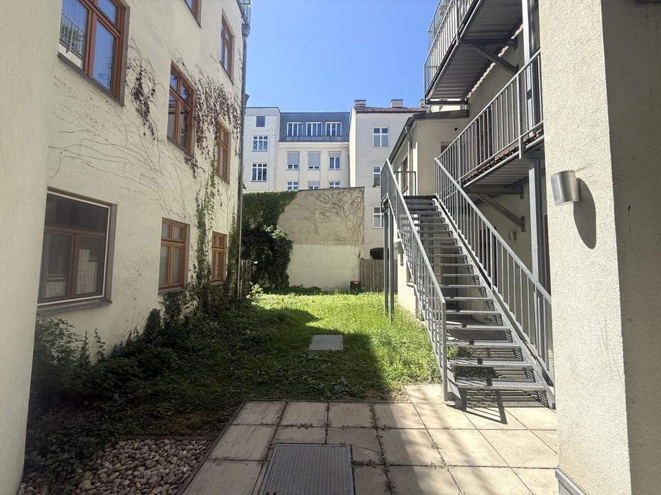 Nur ca. EUR 3.850 pro m² - 3 Zimmer Altbauwohnung im Erdgeschoss + 1 Terrasse mit Gartenblick - 3 Gehminuten zur U4 & U6