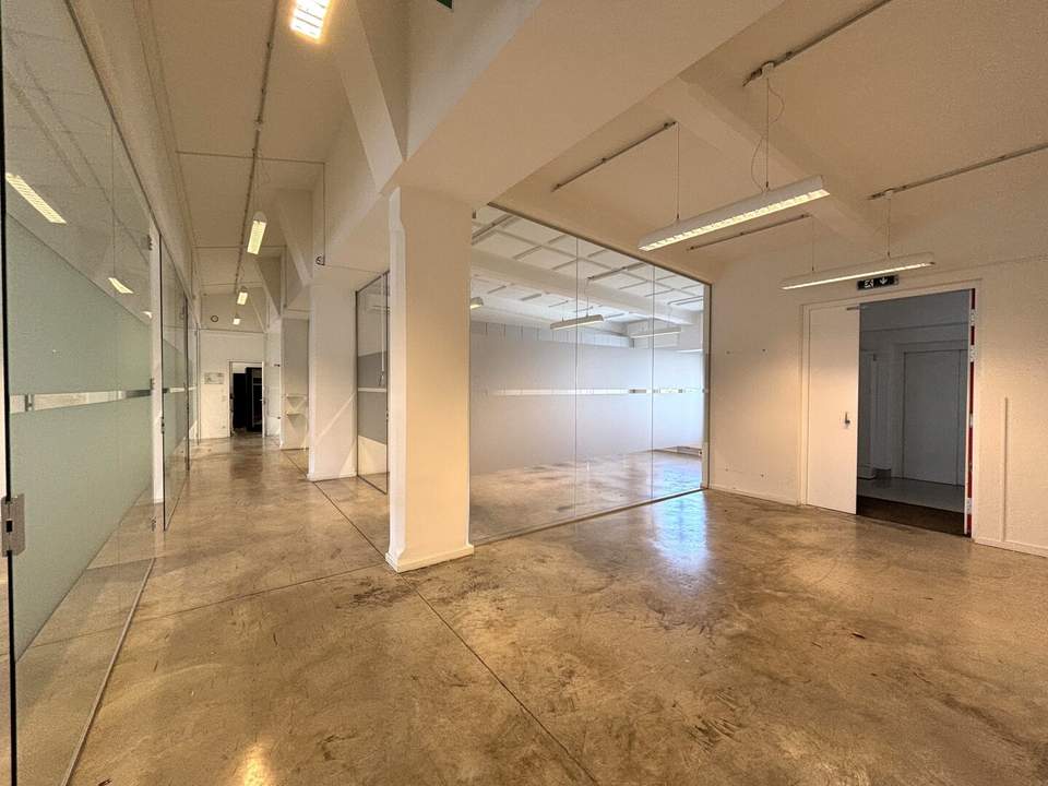 Klimatisiert, Terrasse, Garage, UBahn! Modernes DG Büro mit guter Anbindung in 1120!