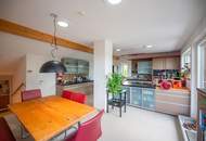 Dachgeschosswohnung in Ruhelage mit traumhaftem Grünblick, eigenem Garten und Garage