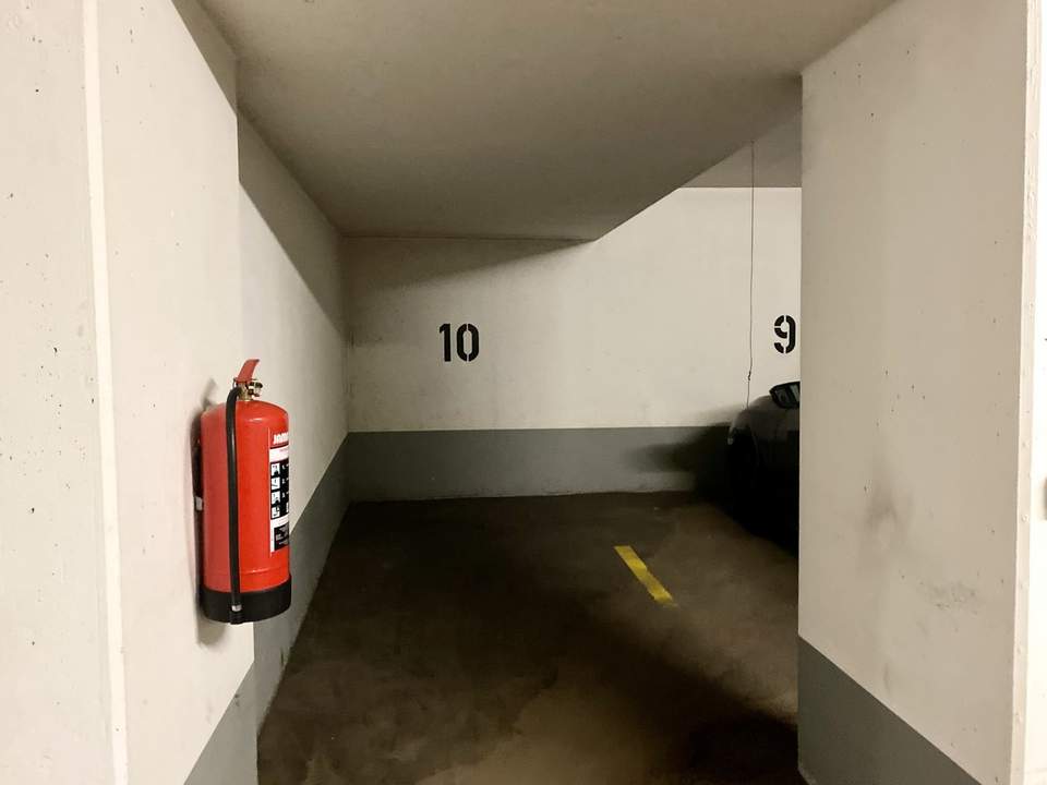 - Toröffner beim Parkplatz -Motorrad Tiefgaragen Platz - Nähe Krottenbachstraße 35A S45