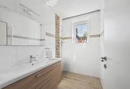 Ein Haus, viele Möglichkeiten | Großzügiges Zuhause mit zwei Wohnebenen und Ausbaureserve | 2 Küchen | Separate Eingänge | Garten mit viel Privatsphäre
