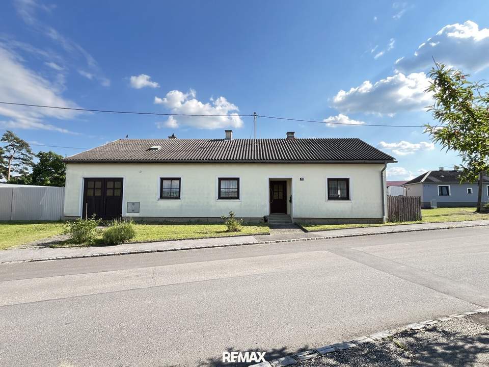 Bungalow mit zentral begehbaren Räumen & Garage