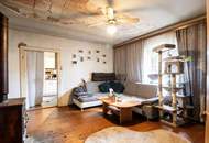 Renovierungsbedürftiges Haus mit Blick auf die Donau