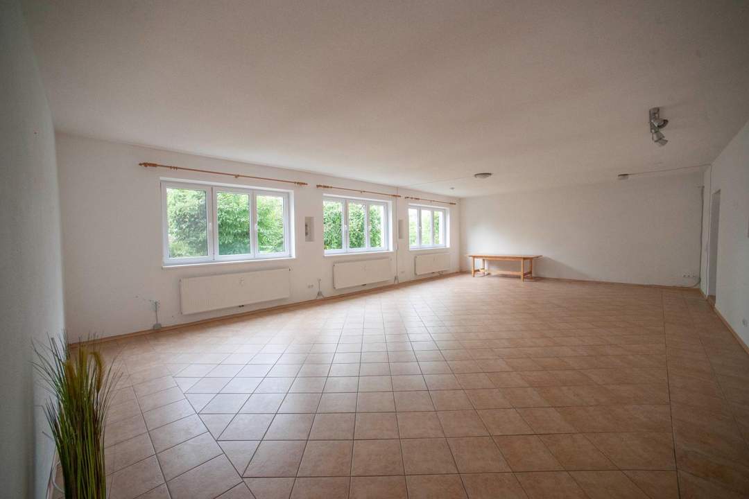 Freundlicher Seminarraum mit vielseitigem Nutzungspotenzial