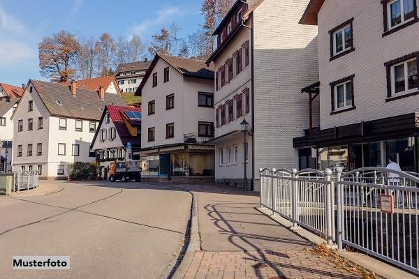 Vielseitige Immobilie: 2 Geschäfte & 2 Wohnungen auf mehreren Ebenen