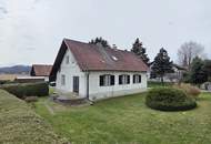 Älteres Dreigiebel- Wohnhaus samt zwei freistehenden Nebengebäuden sowie zwei Terrassen und großem Grundstück