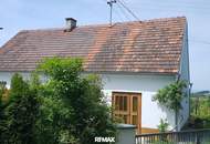 Einfamilienhaus mit Nebengebäuden und Garten