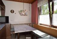 Nettes Haus mit kleinem Garten