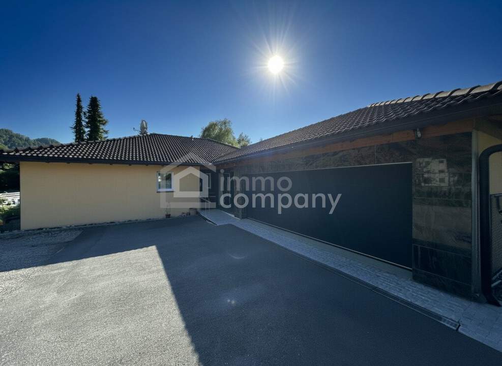Unschlagbares Top-Angebot ! Luxuriöser Bungalow mit hochwertiger Ausstattung, Hohenems, zentrumsnah, sehr geräumige Dreier-Garage mit Fernbedienung, viel Grundstücksfläche, Gartenanlage, mit Terrasse, sehr gute Privat-Parksituation, Ruhelage, Sackgasse.