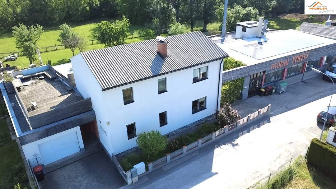 Großzügiges Wohnhaus, Nebentrakt und Betriebshalle mit Lackieranlage