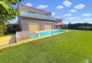 Passivhaus mit beheiztem Pool, Dachterrasse und separater Ordination – unverbaubarer Grünblick