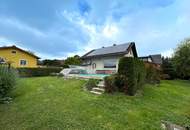 "Haus mit Garten, Pool, und Garage"