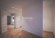 Zeitlose Eleganz im Stilaltbau: Luxuriös sanierte Traumwohnung