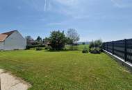 LIEBEVOLLER BUNGALOW MIT GEPFLEGTEM GARTEN IN TRAUMHAFTER RUHELAGE MIT HERRLICHEM GRÜN- UND AUSBLICK IN UNMITTELBARER FELDRANDLAGE