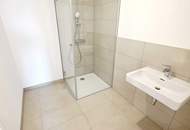 3 Zimmer. 3 Terrassen. Ein Zuhause! Genial - Lebens(t)raum Erfüller im Grünen - Klimaaktiv Bronze! Ab ins Dachgeschoss / Viel Lebensqualität! Wärmepumpe und Solaranlage + Naturnahe Gewässer ums Eck!