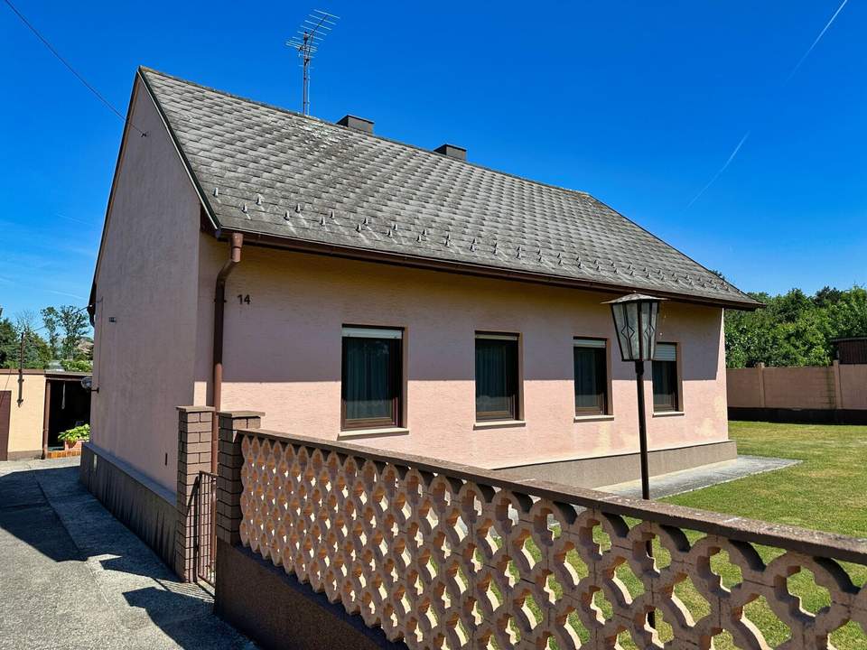 Bungalow mit (Feuchtigkeitsschäden) Garage und Nebengebäude zu verkaufen