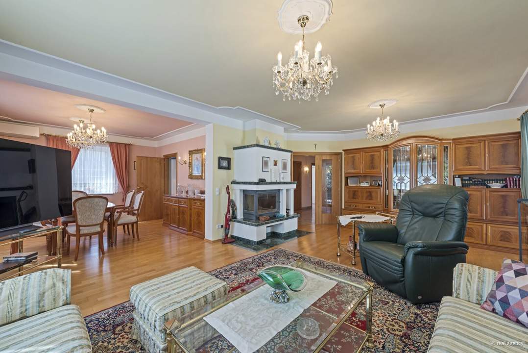 Großzügiges Familiendomizil mit uneinsehbarem Garten, Hallenbad, Sauna und Garage für 2 PKW