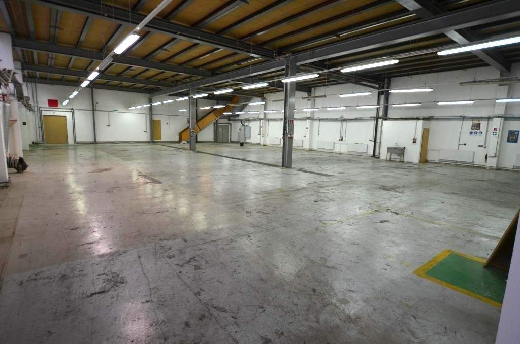 670 m² Halle mit LKW befahrbar.